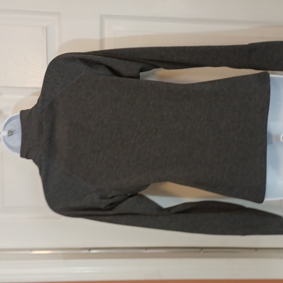 Patagonia thumb hole top - Picture 11 of 16